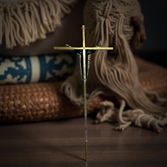 Mid-Century Bronze & Brass Crucifix – Modernist “Risen Christ” Cross Wall Hangin - Picture 6 of 7